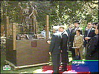 Моше Кацав и Владимир Путин на церемонии открытия памятника жертвам Холокоста